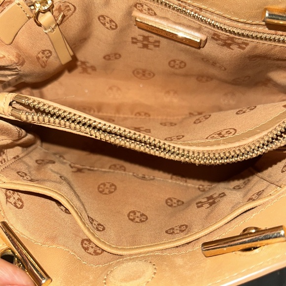 TORY BURCH
Leather Chain-Link Handle Bag - Picture 10 of 12